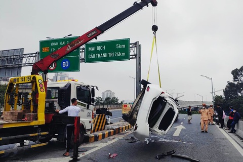 Tài xế buồn ngủ, ô tô lật ngửa sau khi tông liên hoàn 2 xe máy- Ảnh 1. Cảnh sát đưa phương tiện gặp nạn rời khỏi hiện trường vụ tông xe - Ảnh: Công an cung cấp