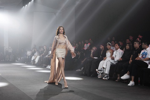 Hoa hậu Ngọc Châu catwalk đầy quyền lực trong show Cảm hứng Việt Nam- Ảnh 9. Cô mặc áo crop-top, chân váy ngắn và khoác áo choàng quét đất, tóc xõa tự nhiên. Lệ Hằng catwalk thoải mái, tự tin, tôn lên vẻ đẹp của bộ trang phục.