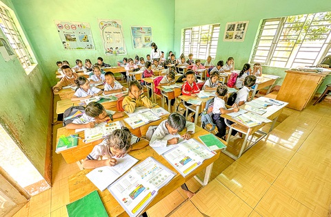 Một lớp học ghép từ hai lớp 3 tại Trường tiểu học Y Jut (huyện Krông Pắk, Đắk Lắk) - Ảnh: TRUNG TÂN Một lớp học ghép từ hai lớp 3 tại Trường tiểu học Y Jut (huyện Krông Pắk, Đắk Lắk) - Ảnh: TRUNG TÂN