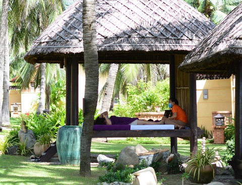 Tỉnh lo ngày hội massage bị suy diễn, sở nói gì?- Ảnh 1. Massage trị liệu, chăm sóc sức khỏe cho du khách tại một cơ sở lưu trú ở Mũi Né, Phan Thiết, Bình Thuận - Ảnh: ĐỨC TRONG