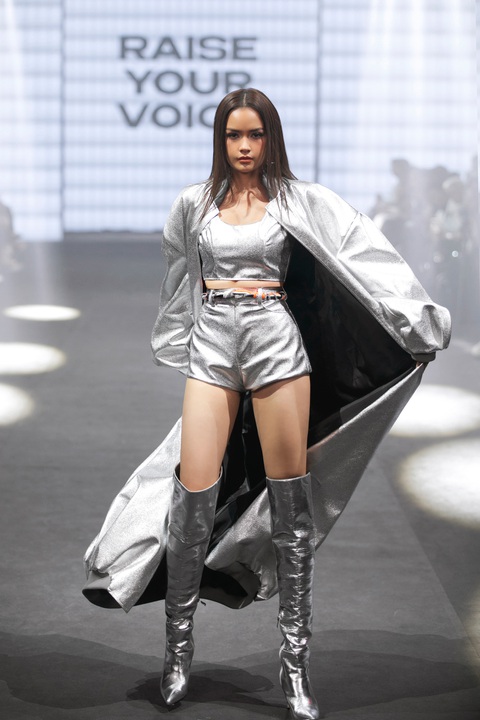 mặc áo crop-top, quần short và khoác áo choàng, phong cách có sự tương đồng với á hậu Lệ Hằng ở màn trước đó. Người đẹp mặc áo crop-top, quần short, khoác áo choàng quét đất, catwalk đầy cuốn hút. Lối trình diễn dứt khoát của Ngọc Châu giúp cô toát lên vẻ quyền lực của một nữ hoàng sắc đẹp.