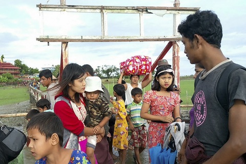 Cuộc giao tranh giữa quân đội Myanmar và lực lượng nổi dậy khiến hàng trăm ngàn người phải di dời - Ảnh: AFP Cuộc giao tranh giữa quân đội Myanmar và lực lượng nổi dậy khiến hàng trăm ngàn người phải di dời - Ảnh: AFP