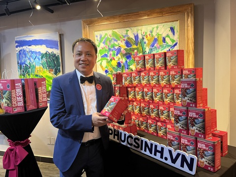Biến vỏ cà phê thành trà hảo hạng, giá bán trên 1 triệu/kg- Ảnh 1. Ông Phan Minh Thông, tổng giám đốc Công ty Phúc Sinh, giới thiệu loại trà cascara làm từ vỏ cà phê - Ảnh: TRẦN MẠNH