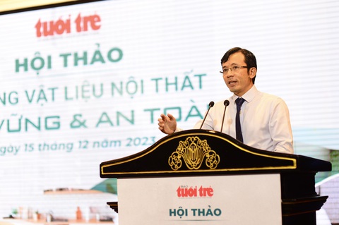 'Chết từ từ' nếu sử dụng nội thất không cẩn thận- Ảnh 4. Ông Trần Xuân Toàn, phó tổng biên tập báo Tuổi Trẻ phát biểu khai mạc hội thảo Sử dụng vật liệu nội thất bền vững và an toàn - Ảnh: QUANG ĐỊNH