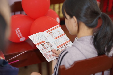 Chuyến xe Chuyển động số: Để công nghệ nối liền một dải quê hương- Ảnh 1. Chuyến xe Chuyển động số mong muốn góp phần xóa mờ khoảng cách công nghệ giữa thị thành và nông thôn