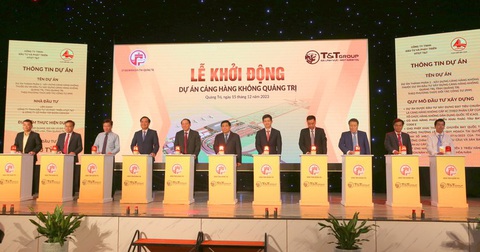 Khởi động dự án xây dựng sân bay Quảng Trị- Ảnh 2. Các lãnh đạo bộ ngành và tỉnh Quảng Trị bấm nút khởi động dự án xây dựng sân bay Quảng Trị - Ảnh: QUỐC NAM
