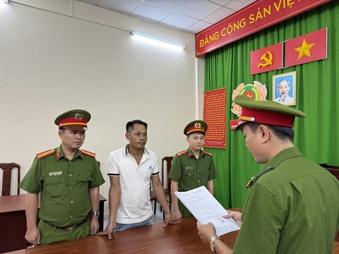 Cửa hàng xe ở TP.HCM mua khống 10.000 phiếu xuất xưởng, bán gần 4.000 xe gian ra thị trường- Ảnh 1. Bùi Văn Tân bị bắt - Ảnh: Công an cung cấp