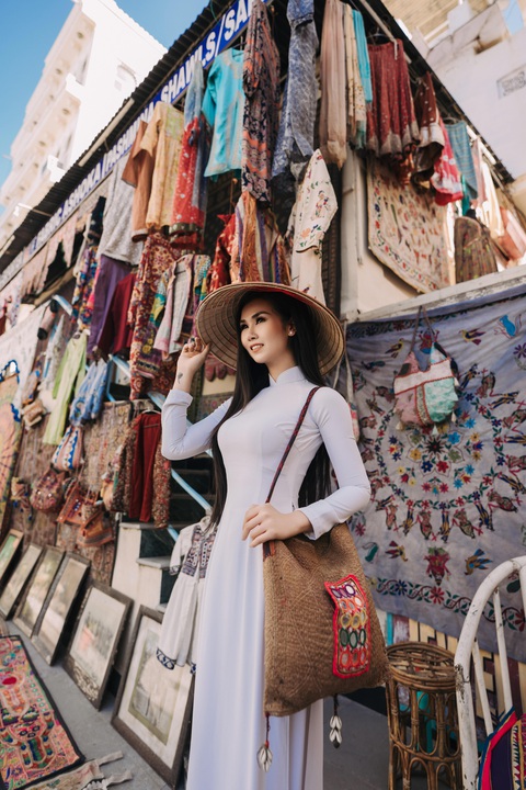 Võ Hạ Trâm mang hình ảnh áo dài vào MV mới. Võ Hạ Trâm mang hình ảnh áo dài và nón lá vào MV mới.