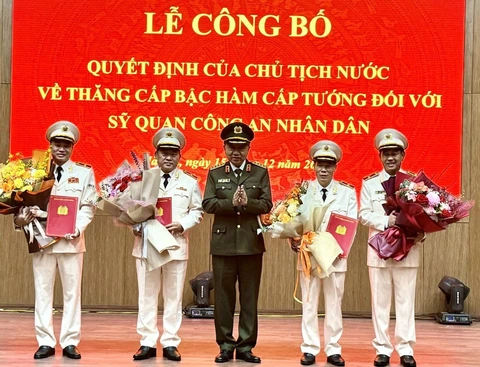 Thiếu tướng Mai Hoàng (bìa trái) nhận quyết định thăng cấp bậc hàm Thiếu tướng Mai Hoàng (bìa trái) nhận quyết định thăng cấp bậc hàm