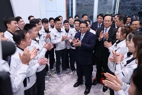Thủ tướng Phạm Minh Chính thăm quê hương cố Thủ tướng Fukuda, nơi có 12.000 người Việt- Ảnh 1. Thủ tướng Phạm Minh Chính vui mừng gặp các kỹ sư, người lao động Việt Nam tại Công ty Shibata Gousei, tỉnh Gunma - Ảnh: Dương Giang