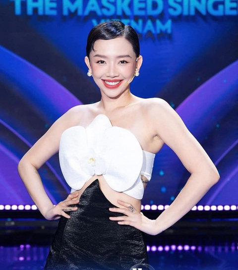 Tóc Tiên bất ngờ vắng mặt chung kết Ca sĩ mặt nạ, lý do là gì?- Ảnh 2. Hiện ban tổ chức vẫn chưa thông báo nhân vật thay thế Tóc Tiên đồng hành cùng Trấn Thành, Bích Phương