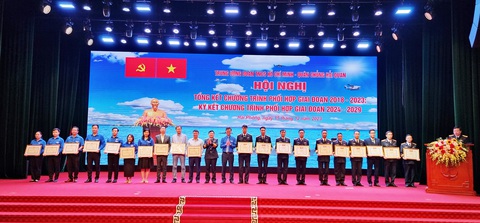Thu hút nhân lực chất lượng cho Hải quân từ sự phối hợp với Trung ương Đoàn- Ảnh 2. Lãnh đạo Trung ương Đoàn và Quân chủng Hải quân biểu dương, tặng bằng khen cho các tập thể có thành tích xuất sắc trong hoạt động phối hợp - Ảnh: TIẾN THẮNG