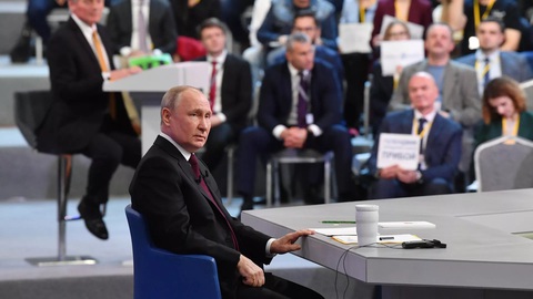 Tổng thống Vladimir Putin tại cuộc họp báo cuối năm thường niên kéo dài 4h 4 phút hôm 14-12 - Ảnh: RIA NOVOSTI Tổng thống Vladimir Putin tại cuộc họp báo cuối năm thường niên kéo dài 4 giờ 4 phút hôm 14-12 - Ảnh: RIA NOVOSTI