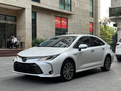 800 triệu mua xe gì chạy tiết kiệm xăng nhất hiện nay?- Ảnh 5. Trong các phiên bản Toyota Corolla Altis phân phối ở Việt Nam, 1.8 HEV là bản cao cấp nhất với giá niêm yết 870 triệu đồng. Bù lại, mức tiêu thụ nhiên liệu chỉ ở 4,3 lít/100km khi chạy trên đường đô thị. Xe sử dụng máy xăng 1.8L cho công suất 97 mã lực, mô men xoắn 142 Nm, kết hợp cùng mô tơ điện công suất 71 mã lực và mô men xoắn 163 Nm. Thông số này tương tự Corolla Cross - Ảnh: Đại lý Toyota/Facebook