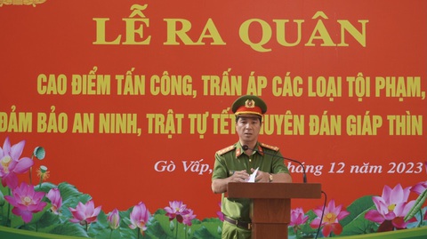 Công an TP.HCM ra quân cao điểm tấn công, trấn áp tội phạm dịp Tết Nguyên đán 2024- Ảnh 3. Cùng ngày 15-12, công an 21 quận, huyện và TP Thủ Đức đồng loạt triển khai lễ ra quân cao điểm tấn công, trấn áp các loại tội phạm. Trong ảnh là đại tá Thái Thanh Xuân - trưởng Công an quận Gò Vấp - phát biểu tại lễ ra quân tại Công an quận Gò Vấp