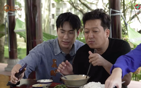 Thấy ông xã Trường Giang 'mè nheo', Nhã Phương nói điều cực phũ- Ảnh 2. Kiều Minh Tuấn nhiệt tình giới thiệu bàn ăn trưa thịnh soạn với Nhã Phương