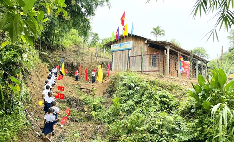 Điểm trường Lăng Lương thuộc Trường phổ thông Dân tộc bán trú tiểu học Trà Tập (xã Trà Tập, huyện Nam Trà My, Quảng Nam) nằm vắt vẻo trên ngọn đồi - Ảnh: TRÀ THỊ THU Điểm trường Lăng Lương thuộc Trường phổ thông Dân tộc bán trú tiểu học Trà Tập (xã Trà Tập, huyện Nam Trà My, Quảng Nam) nằm vắt vẻo trên ngọn đồi - Ảnh: TRÀ THỊ THU