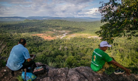 Cư dân làng Arau ở Guyana nhìn ra một phần vùng Essequibo đang tranh chấp, hiện đang bị Venezuela chiếm đất. - Ảnh: GUYANA Cư dân làng Arau ở Guyana nhìn ra một phần vùng Essequibo đang tranh chấp, hiện đang bị Venezuela chiếm đất - Ảnh: GUYANA