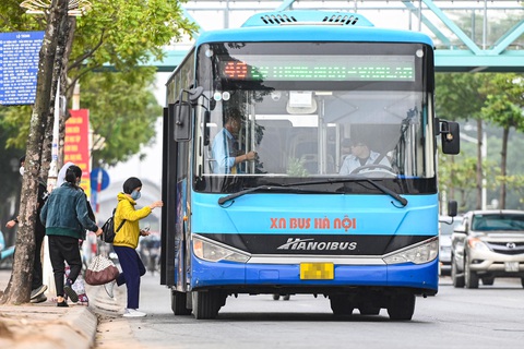Loạt tài xế xe buýt vi phạm bị cảnh sát giao thông Hà Nội xử phạt- Ảnh 1. Theo quy định, các xe cần đỗ sát hè đường với khoảng cách tối đa không quá 25cm. Việc đỗ quá xa gây bất tiện khi khách khi lên, xuống xe và ảnh hưởng tới xe cộ khác đang lưu thông - Ảnh: HỒNG QUANG