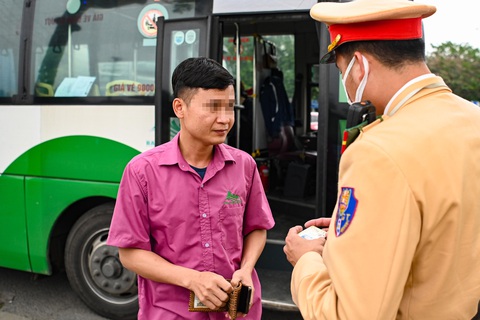 Loạt tài xế xe buýt vi phạm bị cảnh sát giao thông Hà Nội xử phạt- Ảnh 3. Tài xế N.V.H. (sinh năm 1990, quê Vĩnh Phúc) cho hay anh di chuyển "không để ý" nên vị trí dừng đón khách cách xa hè đường. Nam tài xế tỏ ra bất ngờ khi bị cảnh sát dừng xe và xử lý - Ảnh: HỒNG QUANG