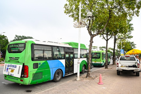 Loạt tài xế xe buýt vi phạm bị cảnh sát giao thông Hà Nội xử phạt- Ảnh 2. Hàng loạt xe buýt bị dừng xử lý vào sáng cùng ngày - Ảnh: HỒNG QUANG