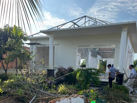 Tự nguyện tháo dỡ thêm 2 căn biệt thự xây trái phép ở Phú Quốc- Ảnh 1. Người dân tự nguyện tháo dỡ thêm 2 căn biệt thự xây trái phép ở xã Dương Tơ (TP Phú Quốc) - Ảnh: HOÀNG DUNG