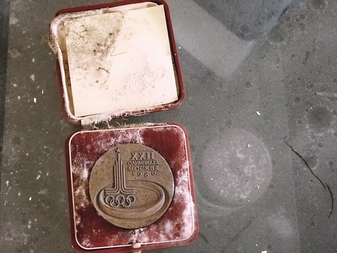 Hộp đựng bục ra vì không được bảo quản đúng cách - Ảnh: ĐẬU DUNG Hộp đựng bục ra vì không được bảo quản đúng cách - Ảnh: ĐẬU DUNG