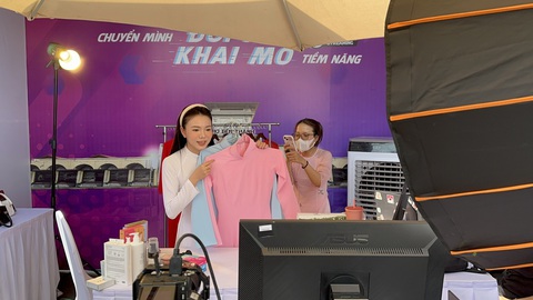 Tiểu thương chợ Bến Thành háo hức lên sóng livestream bán hàng- Ảnh 2. Hot TikToker Trương Nhã Dinh livestream bán áo dài nữ của chị Lài, tiểu thương chợ Bến Thành - Ảnh: BTC