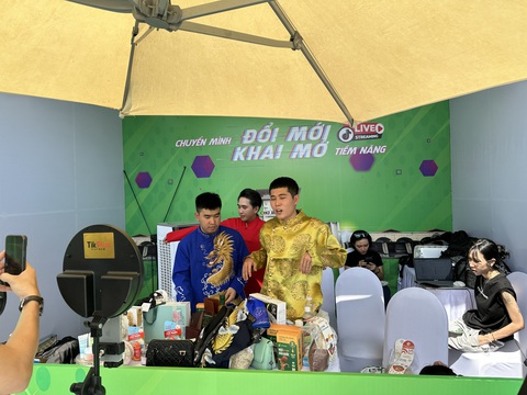 Tiểu thương chợ Bến Thành háo hức lên sóng livestream bán hàng- Ảnh 4. Hot TikToker Nguyễn Nhựt Linh (áo dài vàng) và TikToker Thanh Nhí (áo đai đỏ) phối hợp tiểu thương bán áo dài nam tại chợ Bến Thành - Ảnh: BTC