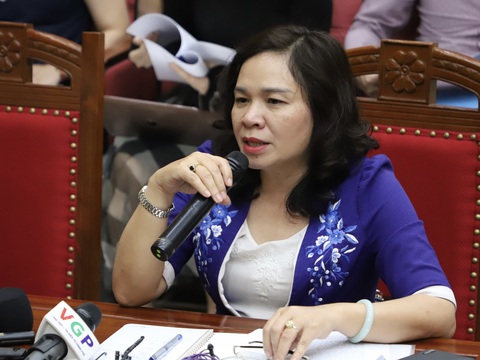 Bà Dương Thị Hồng, phó viện trưởng Viện Vệ sinh dịch tễ Trung ương trao đổi với báo chí - Ảnh: T.HÙNG Bà Dương Thị Hồng, phó viện trưởng Viện Vệ sinh dịch tễ trung ương, trao đổi với báo chí - Ảnh: T.HÙNG