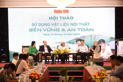 Người Việt xây nhà xong tự làm nội thất, không cần 'chuẩn', nhà sản xuất vật liệu đạt chuẩn đau đầu- Ảnh 1. Các khách mời tham gia phiên thảo luận - Ảnh: QUANG ĐỊNH