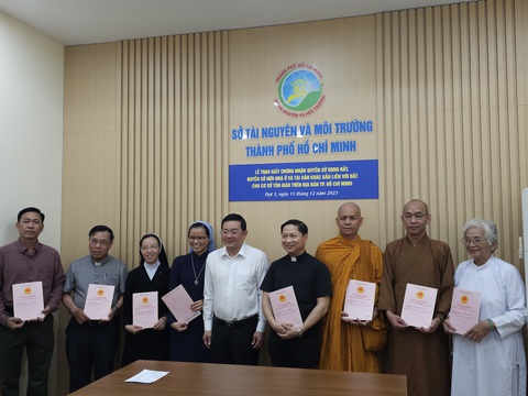 TP.HCM trao sổ hồng cho 12 cơ sở tôn giáo- Ảnh 1. Giám đốc Sở Tài nguyên - Môi trường Nguyễn Toàn Thắng trao sổ hồng cho đại diện các cơ sở tôn giáo chiều 15-12 - Ảnh: ÁI NHÂN