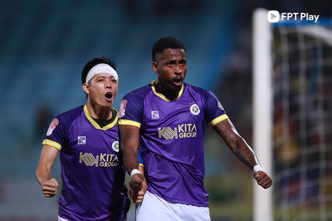 Hà Nội FC nỗ lực giành điểm trước Thể Công - Viettel- Ảnh 1. Denilson (bên phải) ăn mừng bàn thắng đầu tiên trong màu áo Hà Nội FC - Ảnh: FPT PLAY