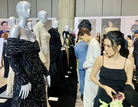 Mẫu thiết kế của nhà thiết kế Công Trí từng được ca sĩ Adele mặc trình diễn trong chuỗi show Mẫu thiết kế của nhà thiết kế Công Trí từng được ca sĩ Adele mặc trình diễn trong chuỗi show