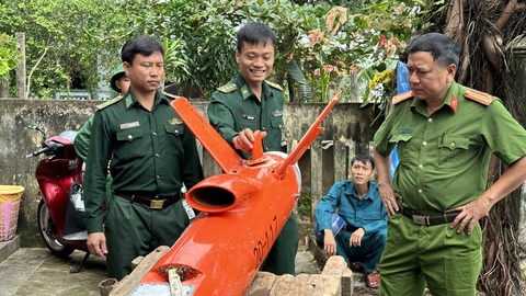 Thiết bị giống máy bay không người lái dạt vào bờ biển Quảng Ngãi- Ảnh 4. Thiết bị có thiết kế giống hốc hút gió trên lưng - Ảnh: BĐBP Quảng Ngãi