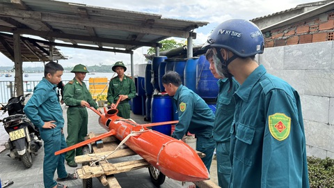 Thiết bị giống máy bay không người lái dạt vào bờ biển Quảng Ngãi- Ảnh 1. Lực lượng chức năng tỉnh Quảng Ngãi kiểm tra thiết bị giống máy bay không người lái vừa dạt vào vùng biển tỉnh này - Ảnh: BĐBP Quảng Ngãi