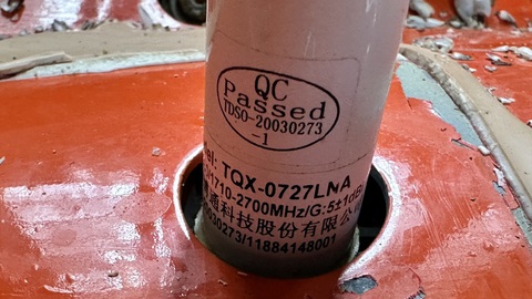 Thiết bị giống máy bay không người lái dạt vào bờ biển Quảng Ngãi- Ảnh 6. Chữ nước ngoài in trên thiết bị vừa vớt được tại bờ biển Quảng Ngãi - Ảnh: BĐBP Quảng Ngãi