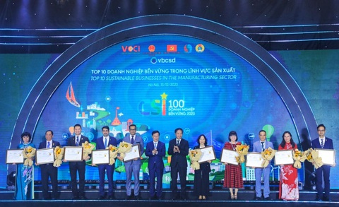 18 công ty thuộc VRG được vinh danh Top 100 doanh nghiệp bền vững- Ảnh 1. Ông Lưu Thế Doanh - chủ tịch HĐTV Công ty TNHH MTV Cao su Phú Riềng (thứ 2 từ trái qua) - nhận vinh danh Top 10 doanh nghiệp bền vững trong lĩnh vực sản xuất