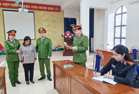 Bắt hai cựu cán bộ Sở Giáo dục và Đào tạo Hà Giang liên quan đấu thầu cho trường học- Ảnh 1. Cơ quan cảnh sát điều tra thi hành lệnh bắt tạm giam đối với bị can Vũ Thị Thanh Huyền - Ảnh: Công an cung cấp