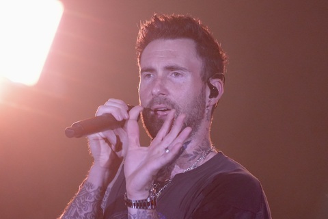 Adam Levine hát một mạch mười mấy ca khúc nhưng giọng hát vẫn rất điêu luyện, mạnh mẽ, cao vút - Ảnh: HỮU HẠNH Adam Levine hát một mạch mười mấy ca khúc nhưng giọng hát vẫn rất điêu luyện, mạnh mẽ, cao vút - Ảnh: HỮU HẠNH