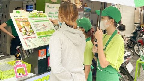 Rau Má Mix đã tiếp cận hàng trăm nghìn người dùng hằng tháng, trong đó 80% là khách hàng mới, thông qua cửa hàng online và phát hành thẻ quà trên MoMoẢnh: MoMo Rau Má Mix đã tiếp cận hàng trăm nghìn người dùng hằng tháng, trong đó 80% là khách hàng mới, thông qua cửa hàng online và phát hành thẻ quà trên MoMo - Ảnh: MoMo