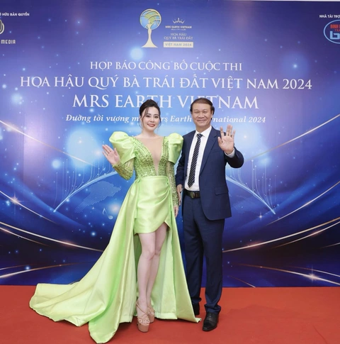 NSND Nguyễn Hải (phải) và Hoa hậu Quý bà hòa bình thế giới Phan Kim Oanh - trưởng ban tổ chức cuộc thi Hoa hậu Quý bà trái đất Việt Nam 2024 - Ảnh: BTC NSND Nguyễn Hải và Hoa hậu Quý bà hòa bình thế giới Phan Kim Oanh - trưởng ban tổ chức cuộc thi Hoa hậu Quý bà trái đất Việt Nam 2024 - Ảnh: BTC