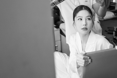 Lễ cưới Diễm My 9X: Cô dâu khoe visual xinh đẹp, dàn phù dâu 'chất lượng' tụ họp từ sớm- Ảnh 2. Diễm My dậy sớm trang điểm, đêm trước khó ngủ vì hồi hộp. Cô và ông xã Vinh Nguyễn đã dành nhiều tâm huyết cho ngày trọng đại.