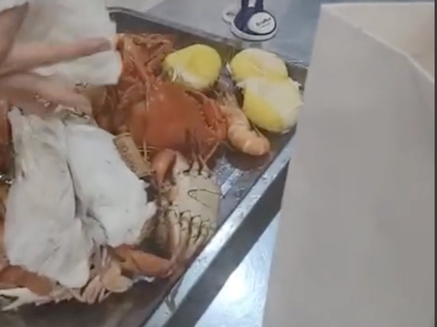 Lượng đồ ăn mà khách mang về gồm: Lượng đồ ăn mà khách mang về gồm nhiều loại hải sản và bánh bao - Ảnh cắt từ clip