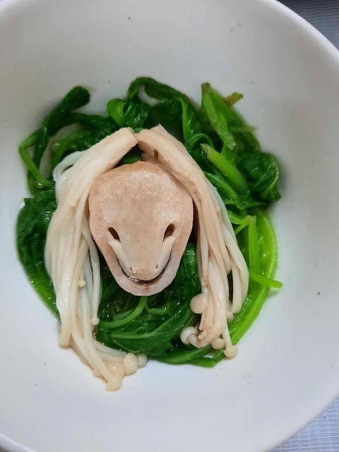 Ảnh vui 16-12: Phở thất truyền 'đá văng' phở gia truyền- Ảnh 3. Nụ cười ám ảnh bữa ăn.