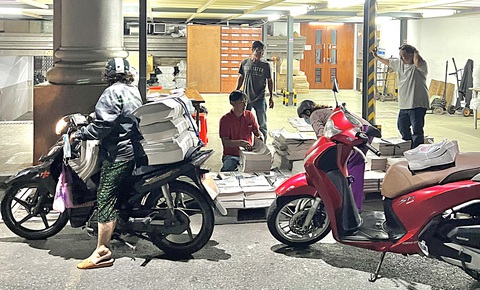 Một góc tập kết báo ở tòa soạn báo Tuổi Trẻ lúc 2h sáng - Ảnh: AN VI Một góc tập kết báo ở tòa soạn báo Tuổi Trẻ lúc 2h sáng - Ảnh: AN VI