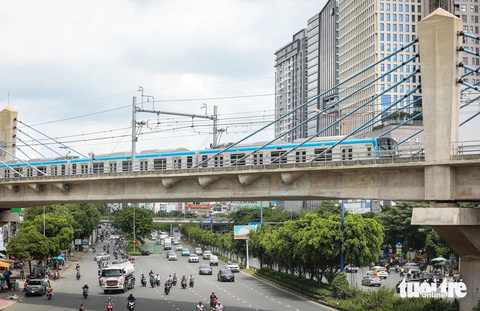 15 năm không xong 19,7km, TP.HCM phải thay đổi gì để làm tiếp 200km metro?- Ảnh 1. Metro số 1 được đặt mục tiêu sẽ khai thác thương mại vào tháng 8-2024 - Ảnh: QUANG ĐỊNH