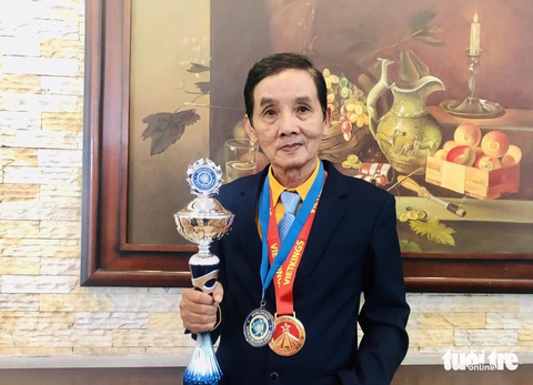 Họa sĩ Đoàn Việt Tiến xác lập kỷ lục thế giới lần thứ hai - Ảnh: HOÀI PHƯƠNG Họa sĩ Đoàn Việt Tiến xác lập kỷ lục thế giới lần thứ hai - Ảnh: HOÀI PHƯƠNG