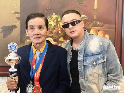 Ca sĩ Cao Thái Sơn đến chúc mừng họa sĩ Đoàn Việt Tiến - Ảnh: HOÀI PHƯƠNG Ca sĩ Cao Thái Sơn đến chúc mừng họa sĩ Đoàn Việt Tiến - Ảnh: HOÀI PHƯƠNG