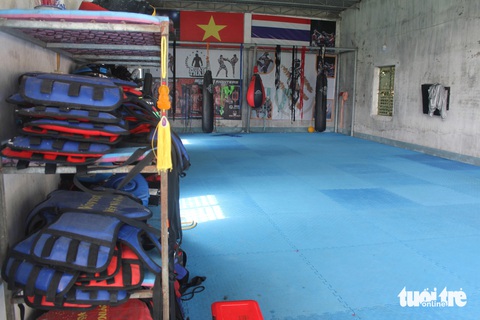 Trung tâm thể thao xuống cấp, vận động viên tập luyện trong nhà xe- Ảnh 7. Đáng nói, khoảng 3 năm nay các vận động viên của bộ môn muay Thái phải tận dụng nhà để xe ô tô của Trung tâm Huấn luyện và Thi đấu thể dục thể thao Hà Tĩnh để tập luyện - Ảnh: LÊ MINH